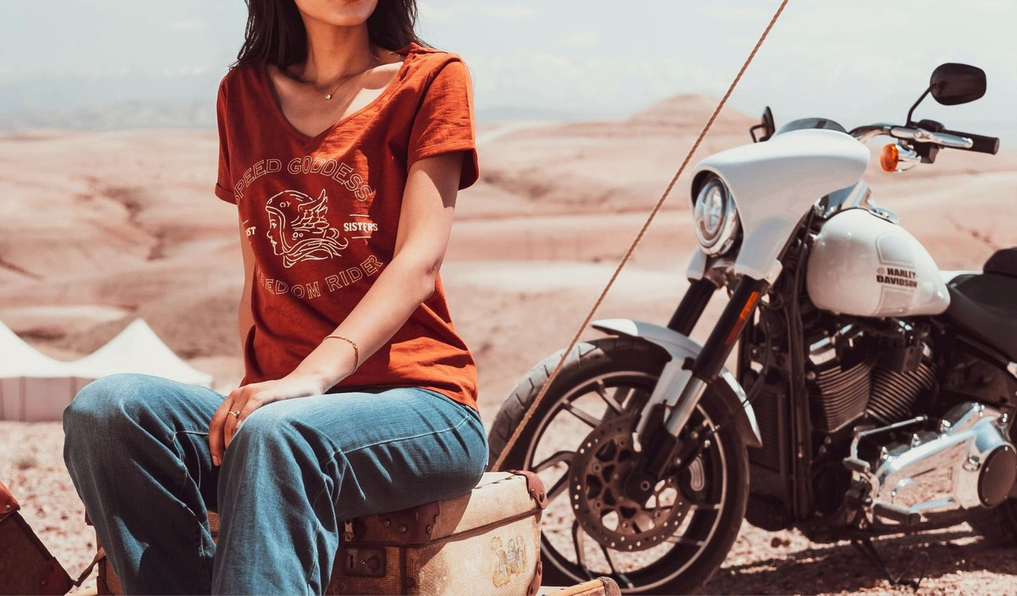 Wildust Sisters V-Neck T-Shirt - Speed Goddess