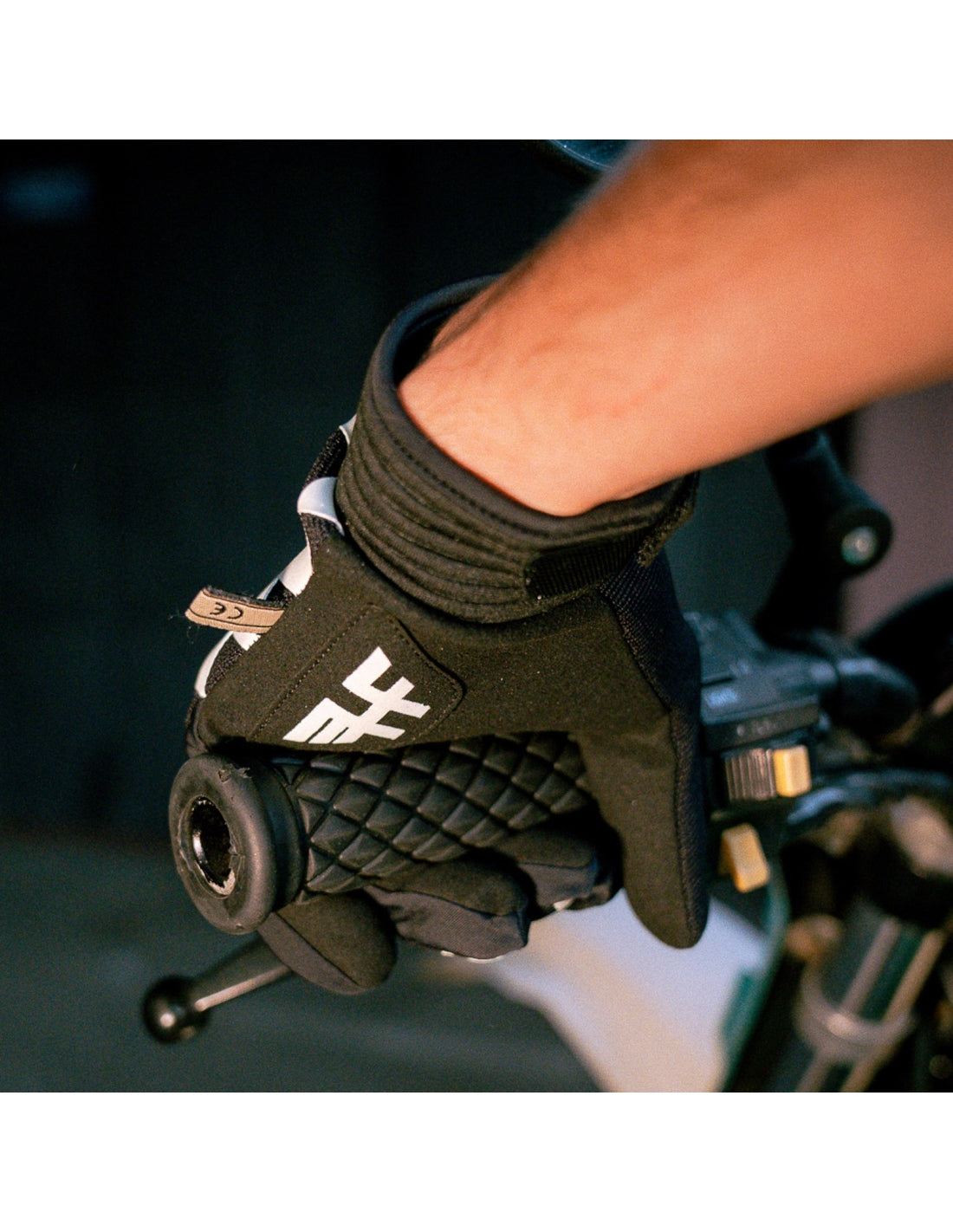 Holyfreedom Bullit Cross Gloves - Black/White
