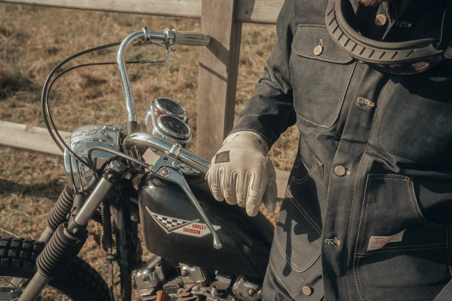 Age of Glory Crafter Leather Gloves - Aged White
